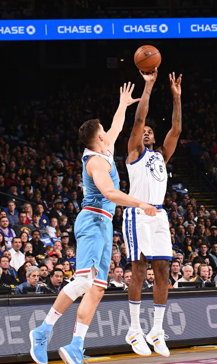 女生在校内打篮球技法惊人，男同学现场沸腾被实力圈粉