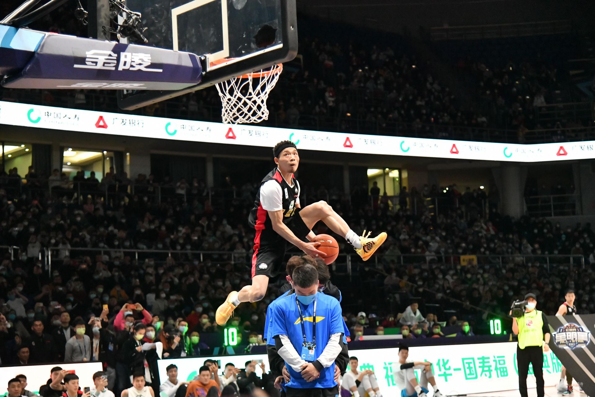 队报：登贝莱预计11月底复出，巴黎正在权衡他能否出战热刺