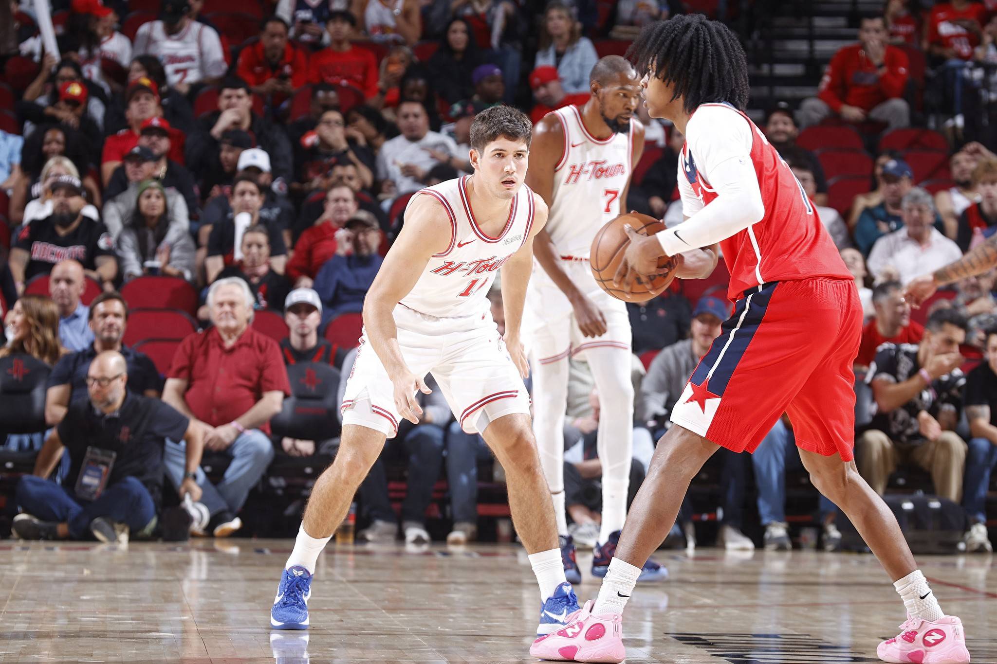 广东男篮在俱乐部杯赛中以90-70战胜广州男篮，小将王洪泽表现突出，阵容实力强劲。