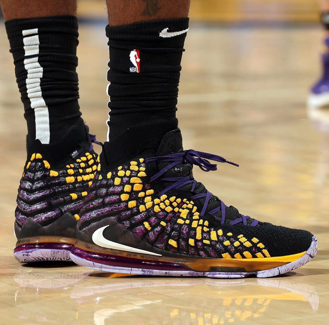 湖人浓眉哥篮下统治助力球队获胜