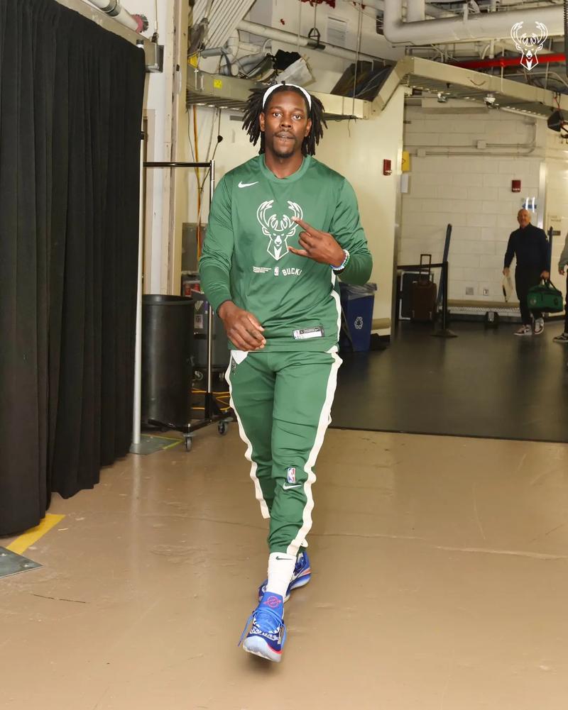 雷迪克：不认为詹姆斯需要重拾信心，他因为伤病还在追赶进度