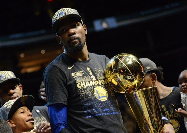 曼联官宣签一门将！阿莫林否认不信任青训，但拒绝保证新帝星能出场