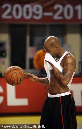 皇马0-2负塞尔塔赛后球员围攻裁判，一分钟内五黄一红